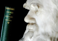 英自然科学者チャールズ・ダーウィンの像（2006年6月8日撮影、資料写真）。(c)SHAUN CURRY / AFP