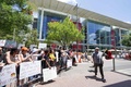 米テキサス州ヒューストンで開催された全米ライフル協会（NRA）年次総会の会場前で抗議する人々（2022年5月22日撮影）。(c)Patrick T. FALLON / AFP 