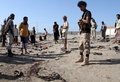 イエメン・アデンの軍基地で起きた自爆攻撃の現場に集まる人々（2016年12月18日撮影）。(c)AFP/SALEH AL-OBEIDI