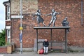 英イングランドのグレートヤーマスに出現した、覆面アーティストのバンクシーが描いたグラフィティ（2021年8月8日撮影）。(c)JUSTIN TALLIS / AFP