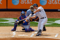 米大リーグ（MLB）、ニューヨーク・ヤンキース（New York Yankees）の黒田博樹（Hiroki Kuroda）は18日、トロント・ブルージェイズ（Toronto Blue Jays）戦に先発登板し、7回を投げ4安打無失点、5奪三振で今季9勝目を挙げた。

試合は7回に雨天コールドとなり、ヤンキースが6-0で勝利した。

1回に先制の2点本塁打を放つニューヨーク・ヤンキースのマーク・テシェーラ（Mark Teixeira、2012年7月18日撮影）。(c)AFP/Getty Images/Jim McIsaac