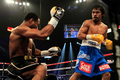 ボクシング、WBO世界ウェルター級タイトルマッチ12回戦。第3ラウンドにシェーン・モズリー（Shane Mosley、左）からダウンを奪うマニー・パッキャオ（Manny Pacquiao、2011年5月7日撮影）。(c)AFP/Getty Images/Chris Trotman