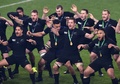 ラグビーW杯イングランド大会決勝、ニュージーランド対オーストラリア。優勝を決めハカを披露するニュージーランドの選手（2015年10月31日撮影）。(c)AFP/GABRIEL BOUYS