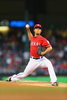 13MLBは24日、各地で試合が行われ、ダルビッシュ有（Yu Darvish）が先発したテキサス・レンジャーズ（Texas Rangers）は3-2でヒューストン・アストロズ（Houston Astros）に勝利し、ワイルドカード争いに踏みとどまった。

先発登板するテキサス・レンジャーズのダルビッシュ有（2013年9月24日撮影）。(c)AFP/Getty Images/Ronald Martinez