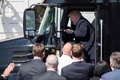 米首都ワシントンのホワイトハウスで、トラックの運転席に座るドナルド・トランプ大統領（2017年2月23日撮影）。(c)AFP/JIM WATSON