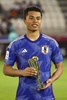 サッカーU-23アジアカップ決勝、日本対ウズベキスタン。大会最優秀選手（MVP）のトロフィーを手にする藤田譲瑠チマ（2024年5月3日撮影）。(c)KARIM JAAFAR / AFP
