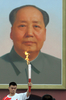 中国・北京（Beijing）の天安門広場（Tiananmen Square）に掲げられた毛沢東（Mao Zedong）の肖像画の前で、北京五輪聖火を手にした男子バスケットボール選手、姚明（ヤオ・ミン、Yao Ming）選手（2008年8月6日撮影）。(c)AFP/BEHROUZ MEHRI