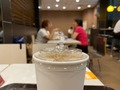 上海のマクドナルドで使用が始まった「ストローレス」のドリンク用のふた（2020年6月30日撮影）。(c)Xinhua News