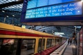 列車が運行休止となり閑散とした駅のホーム。ドイツ首都ベルリンにて（2018年12月10日撮影）。(c)Odd ANDERSEN / AFP