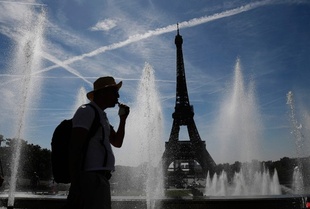 フランスで季節外れの熱波 スペインでは森林火災相次ぐ