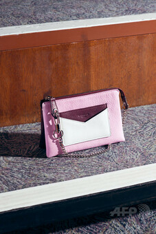 GIVENCHY デュエット バイカラー ショルダーバッグ レザー 斜め掛け 2025年最新】ジバンシーデュエットショルダーバッグの人気アイテム