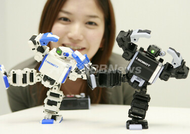 踊る世界最小の二足歩行ロボット「i-SOBOT」、10月発売 写真2枚 国際 ...