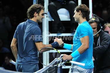 ナダルがフェデラーにインドアで初勝利、決勝へ ATPツアー・ファイナル