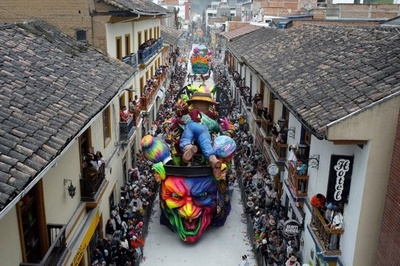 【今日の1枚】道幅埋める山車、迫力のパレード コロンビア