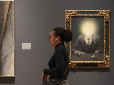 シュールレアリスムの巨匠マグリットの絵画、31億円で落札