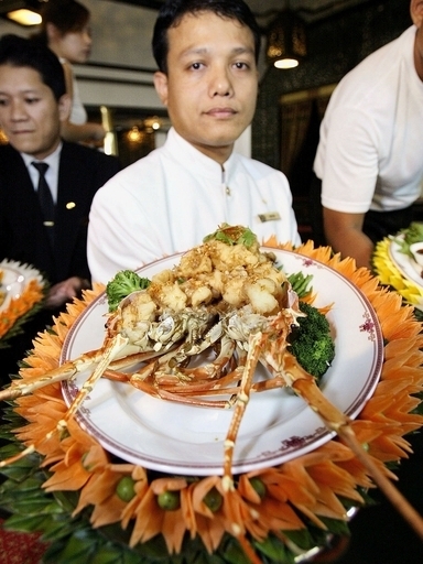 100歳の巨大ロブスター！食べるか、それとも海に返すのか？ カナダ