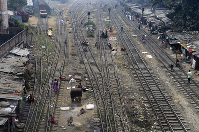 鉄道作業員、母娘を救って列車にひかれる バングラデシュ