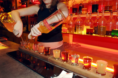 酒飲み競争で56杯、男性死亡で警察が捜査 フランス