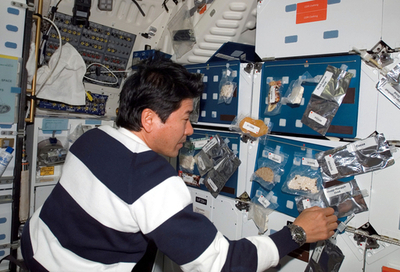 シャトルでくつろぐ土井隆雄飛行士