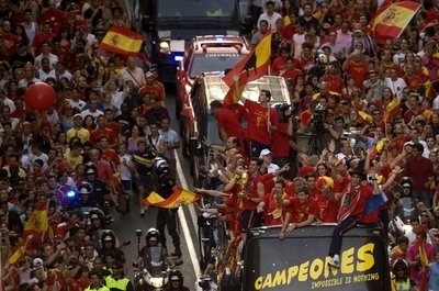 W杯優勝のスペイン代表、マドリードで凱旋パレード 数十万人が祝福