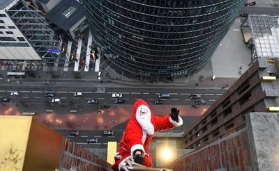 高層ビル最上部にサンタ登場、ベルリン