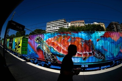 世界最長200メートルのモバイルアート登場 気候や動物の保護表現 スペイン