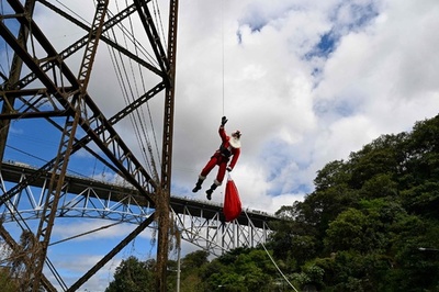 サンタが橋からロープで下りてやってくる グアテマラ