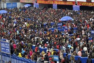 春節の帰省客約10万人、駅で足止め 中国・広州