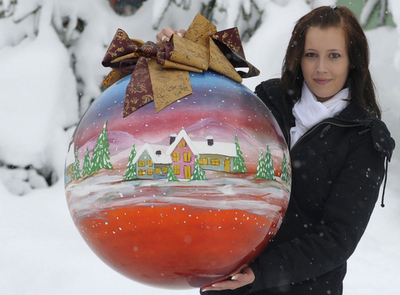 クリスマスツリーには重過ぎる？直径60センチの巨大玉飾り ドイツ