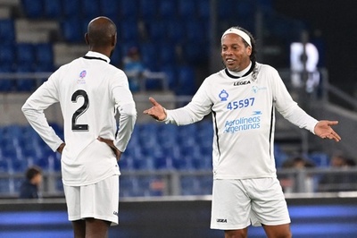 伊でマラドーナ氏の追悼試合、ロナウジーニョら出場