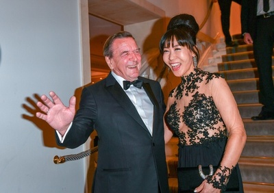 シュレーダー前独首相と韓国人妻、ベルリンの舞踏会に出席