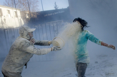スペイン・イビの祭り、市内は小麦粉で真っ白に