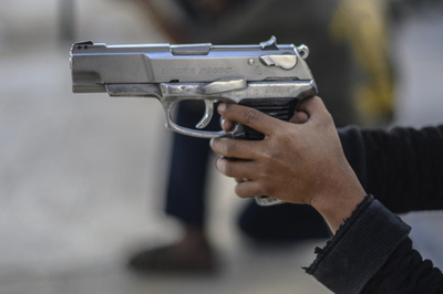 2歳男児、自分の頭撃ち死亡 米テキサス州