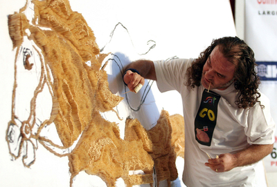 つまようじアートでギネスに挑戦するアルバニア人芸術家