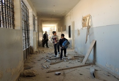シリア政府軍が住宅地や学校を空爆、子ども含む56人死亡