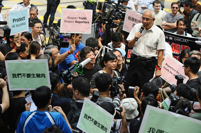 ウイグル取材記者への警察暴力に抗議デモ、香港