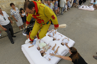 気をつけて！赤ちゃんの上を飛び越えるエル・コラチョ祭り スペイン