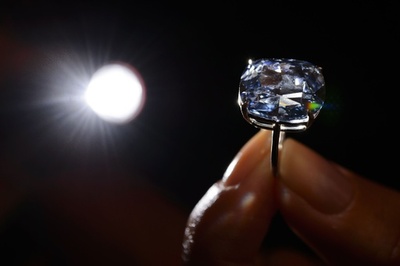 8カラットのダイヤ「スカイブルー」の指輪、18.6億円で落札 写真2枚 
