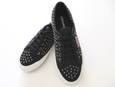 「スペルガ」、機能性に配慮したスタッズスニーカー発売