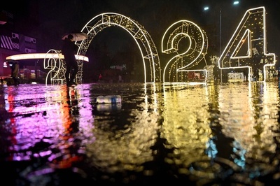 【今日の1枚】光り輝く2024、雨のち… コソボ