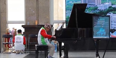 中国広州の89歳女性 病院ロビーでピアノのボランティア演奏を披露