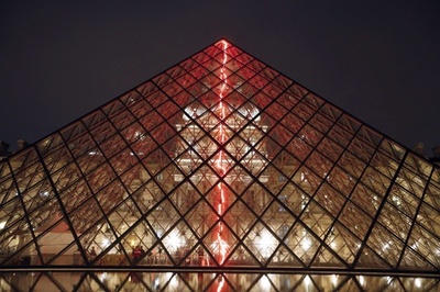 空間切り裂く赤いネオン、ルーブル美術館