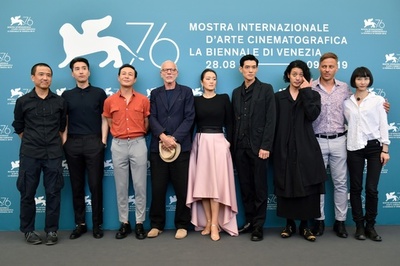 オダギリジョーら、映画『サタデー・フィクション』のフォトコール参加 ベネチア映画祭