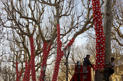 草間ワールド全開、並木が赤い水玉模様に フランス