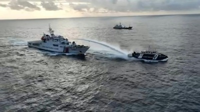 動画:中国海警局、比漁業局の船に放水 「故意の接触」も