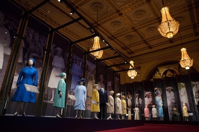 エリザベス女王のドレスを集めた展覧会、英国