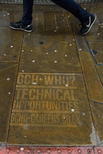 「ヒップスター求む」、英情報当局が歩道にスプレー広告