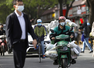 北京で奔走する生鮮食品配達員 市民に食料届ける