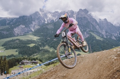 【今日の1枚】景観に目もくれず、MTBで滑降