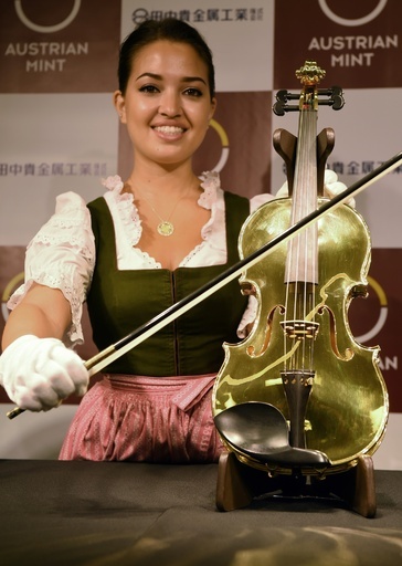 14キロの純金製バイオリンを披露、1億5千万円 田中貴金属